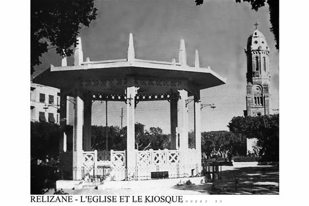 RELIZANE - L'EGLISE ET LE KIOSQUE.jpg